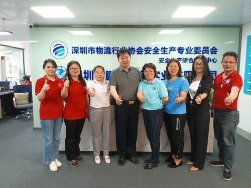 2023年4月18日下午，宏铭达物流Susan带团队拜访物流行业协会会长单位万里鹏集团。深圳物流行业协会会长王利强，万里鹏集团经理王玲玲热情的接待了 Susan团队一行。